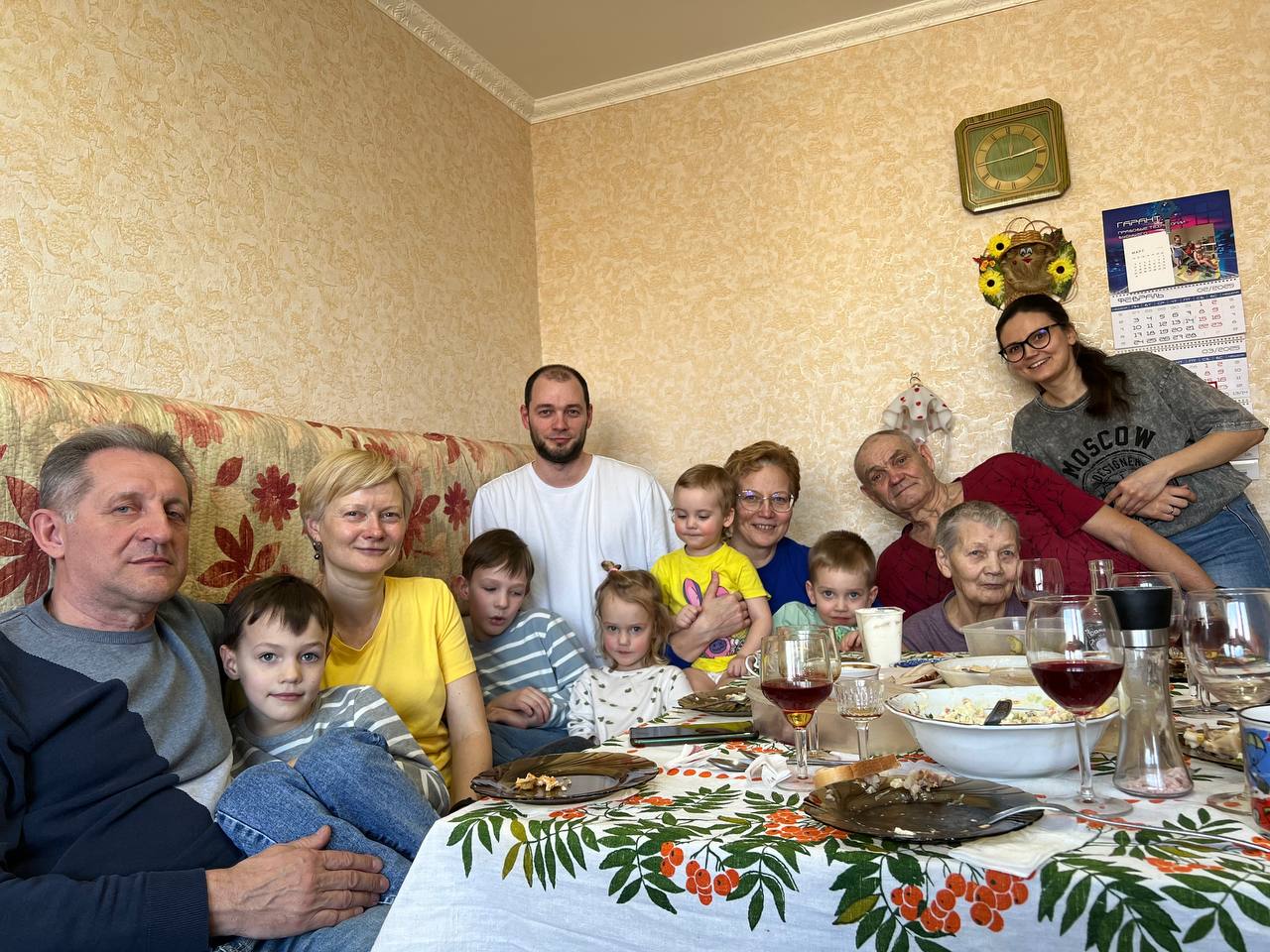 Кто легкий на подъем, тот мы…
Поехали на встречу с родственниками. Вообще внезапно 😅
Любите семейные посиделки? | Сетка — социальная сеть от hh.ru