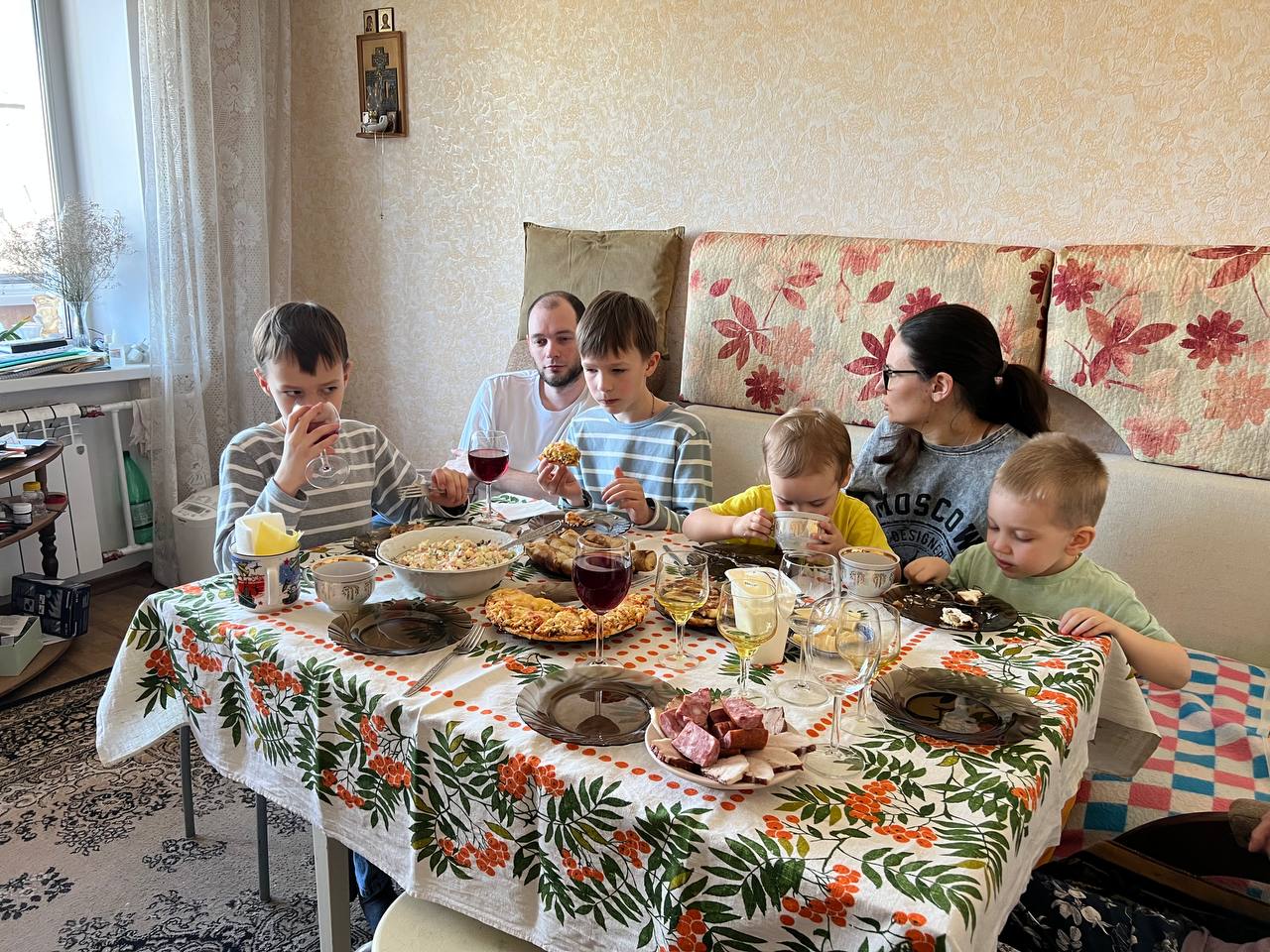 Кто легкий на подъем, тот мы…
Поехали на встречу с родственниками. Вообще внезапно 😅
Любите семейные посиделки? | Сетка — социальная сеть от hh.ru