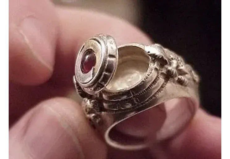 💍В Средние века кольца были не просто украшениями, но и служили оружием. Кольца с тайниками появились в Европе из Индии. В секретных нишах владельцы хранили святые мощи | Сетка — социальная сеть от hh.ru