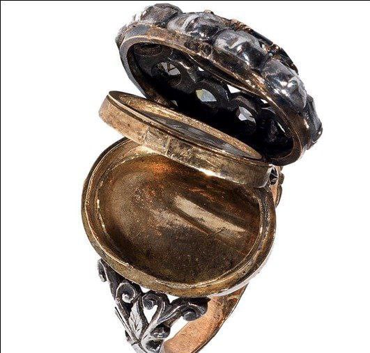 💍В Средние века кольца были не просто украшениями, но и служили оружием. Кольца с тайниками появились в Европе из Индии. В секретных нишах владельцы хранили святые мощи | Сетка — социальная сеть от hh.ru