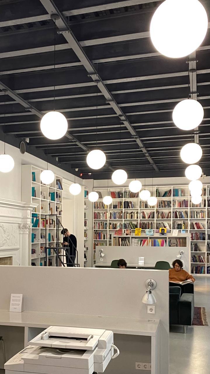 📚Библиотека в музее ММОМАЕжедневно с 12:00 до 20:30
На второй этаже музея ММОМА есть светлая библиотека с множеством книг об искусстве🎭
Также там есть место для работы и приятное кафе 🍽️
📍Ермолаевский... | Сетка — социальная сеть от hh.ru
