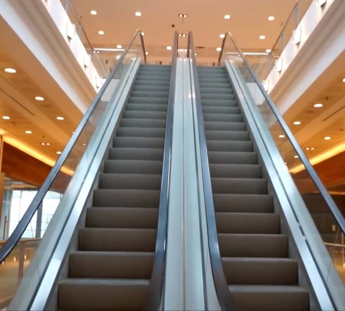 На фотографиях мало кому известный Новосибирский Тц - «ГРАНД СИТИ» который смог открыться и закрыться менее чем через год | Сетка — социальная сеть от hh.ru