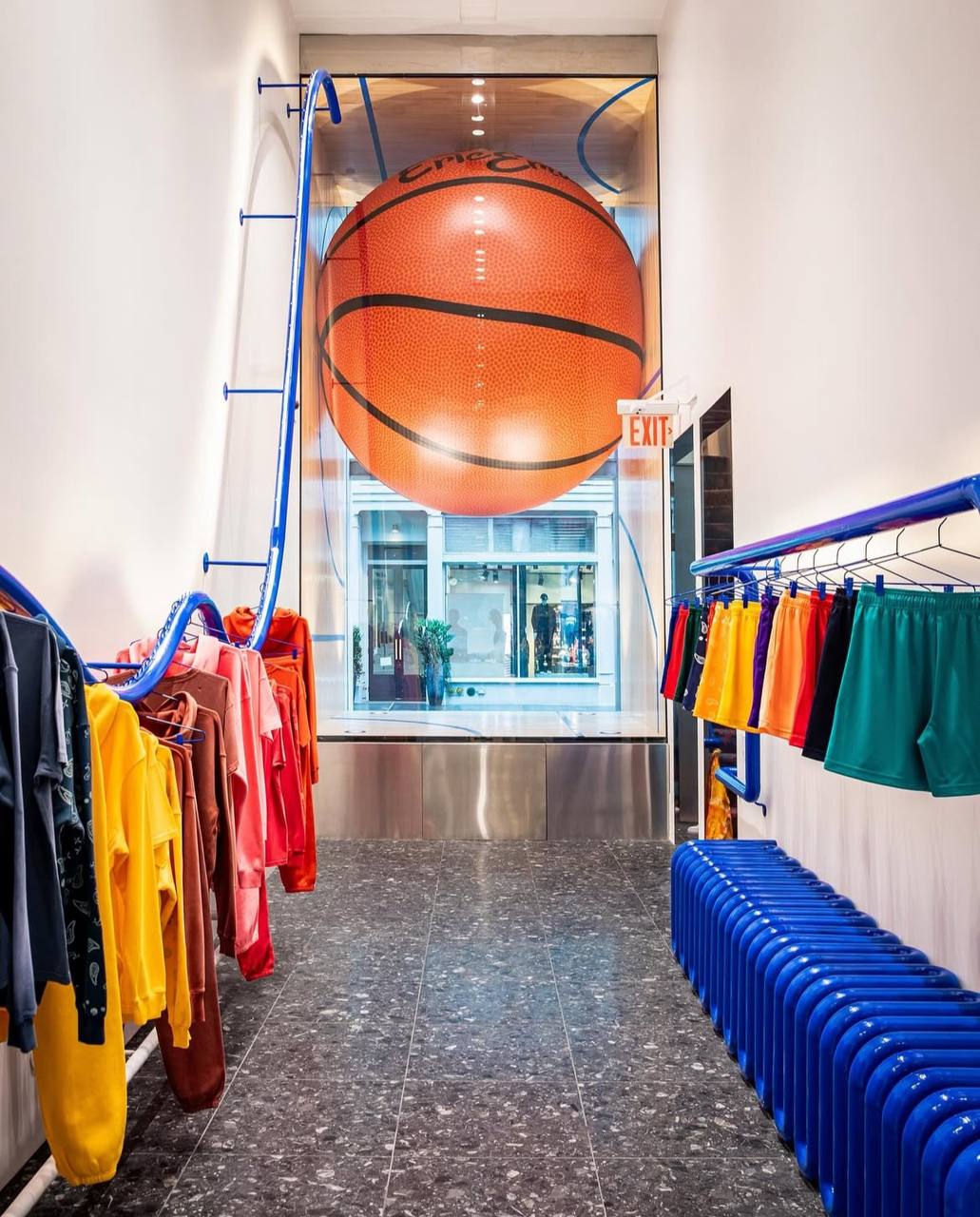 🏀 Скульптура баскетбольного мяча в магазине спортивной одежды eric emanuel
@designawesome | Сетка — социальная сеть от hh.ru