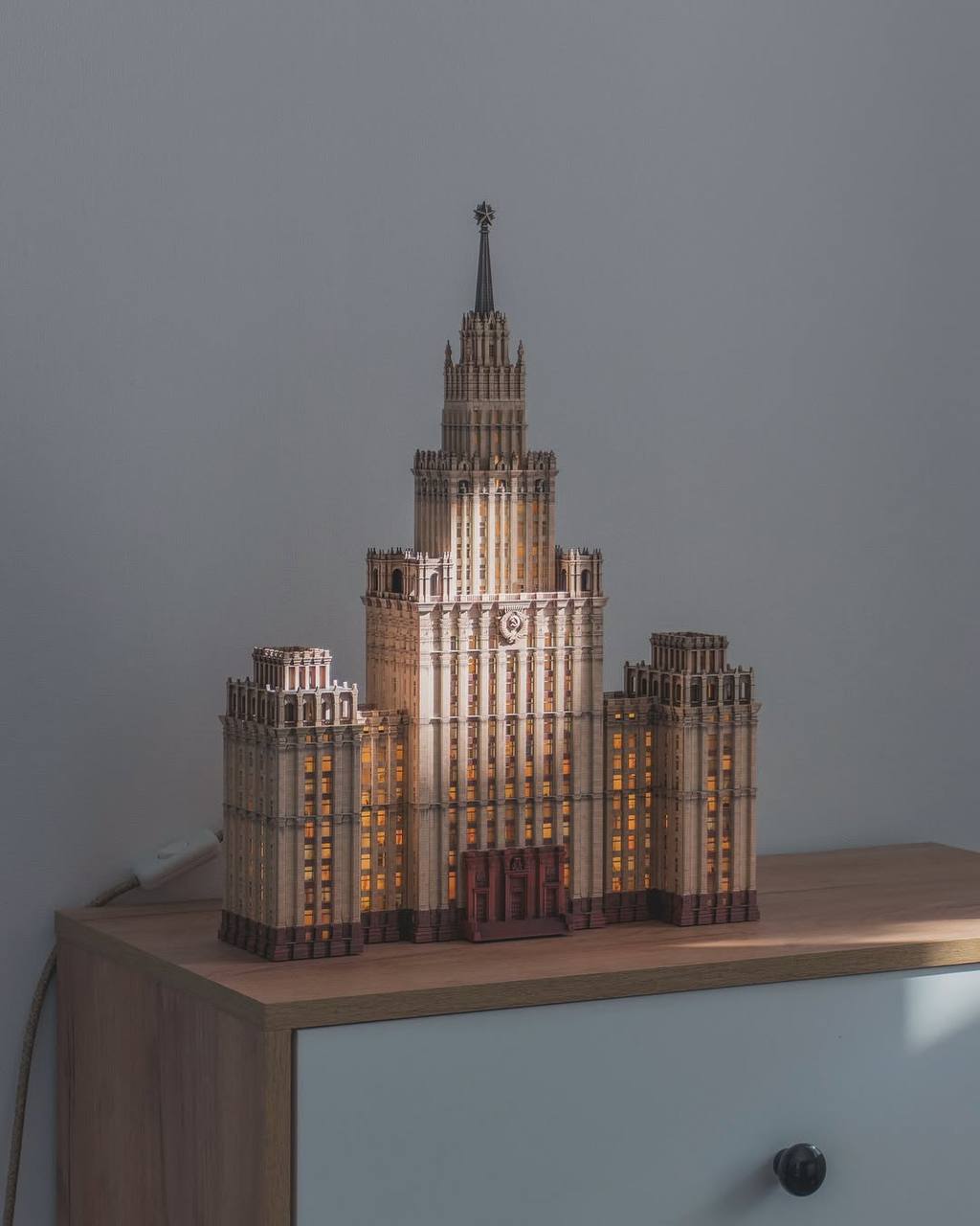 |декор| — Никита Анохин
Ночник в виде сталинской высотки на Красных воротах. Красиво! | Сетка — социальная сеть от hh.ru