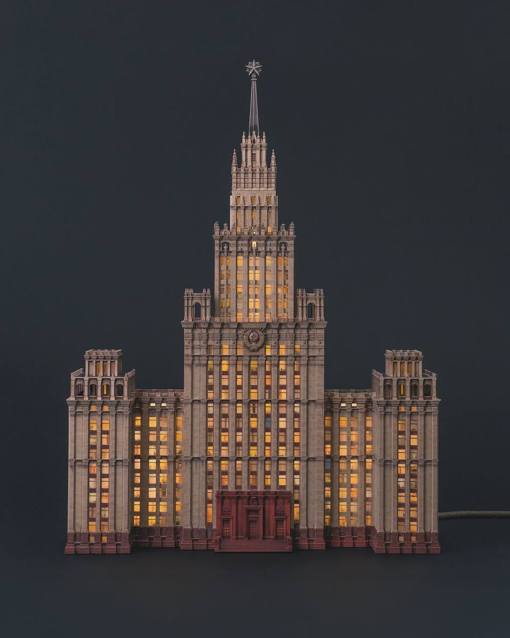 |декор| — Никита Анохин
Ночник в виде сталинской высотки на Красных воротах. Красиво! | Сетка — социальная сеть от hh.ru