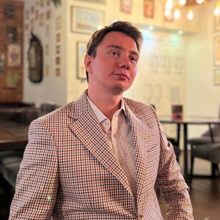 Знакомьтесь!
Георгий Олегович Керимов — преподаватель УЦ ФОРС, который, по собственным словам,
«увлекается всем сложным, в чём могу разобраться»
Родился во Владивостоке, окончил МГТУ «Станкин» | Сетка — социальная сеть от hh.ru