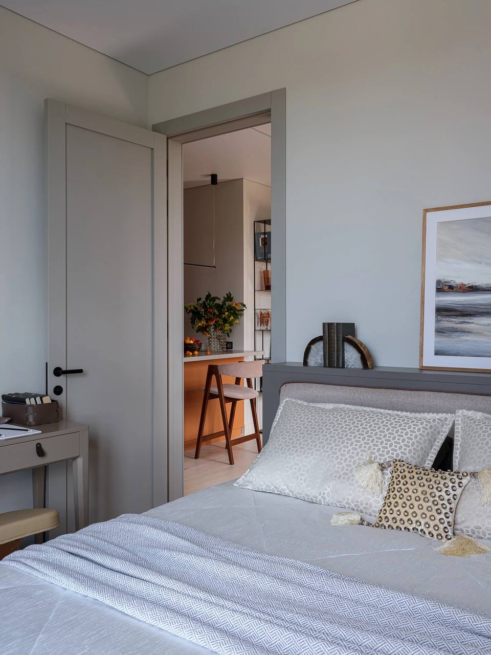 Функциональность, эстетика и немного ретро в интерьере небольшой квартиры по проекту дизайнера Марины Багуцкой —читайте и смотрите на сайте wajournal | Сетка — социальная сеть от hh.ru