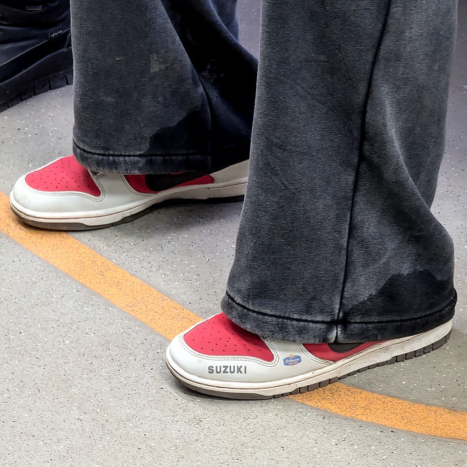 Ну вот кто точно уже не удивляет разными коллабами, так это NIKE 
Из под широких штанин выглянули знакомые линии классического найка, и тут же SUZUKI 👀
Итак, разбираемся 🤔
⭐️В мире, где скейтбординг и... | Сетка — социальная сеть от hh.ru