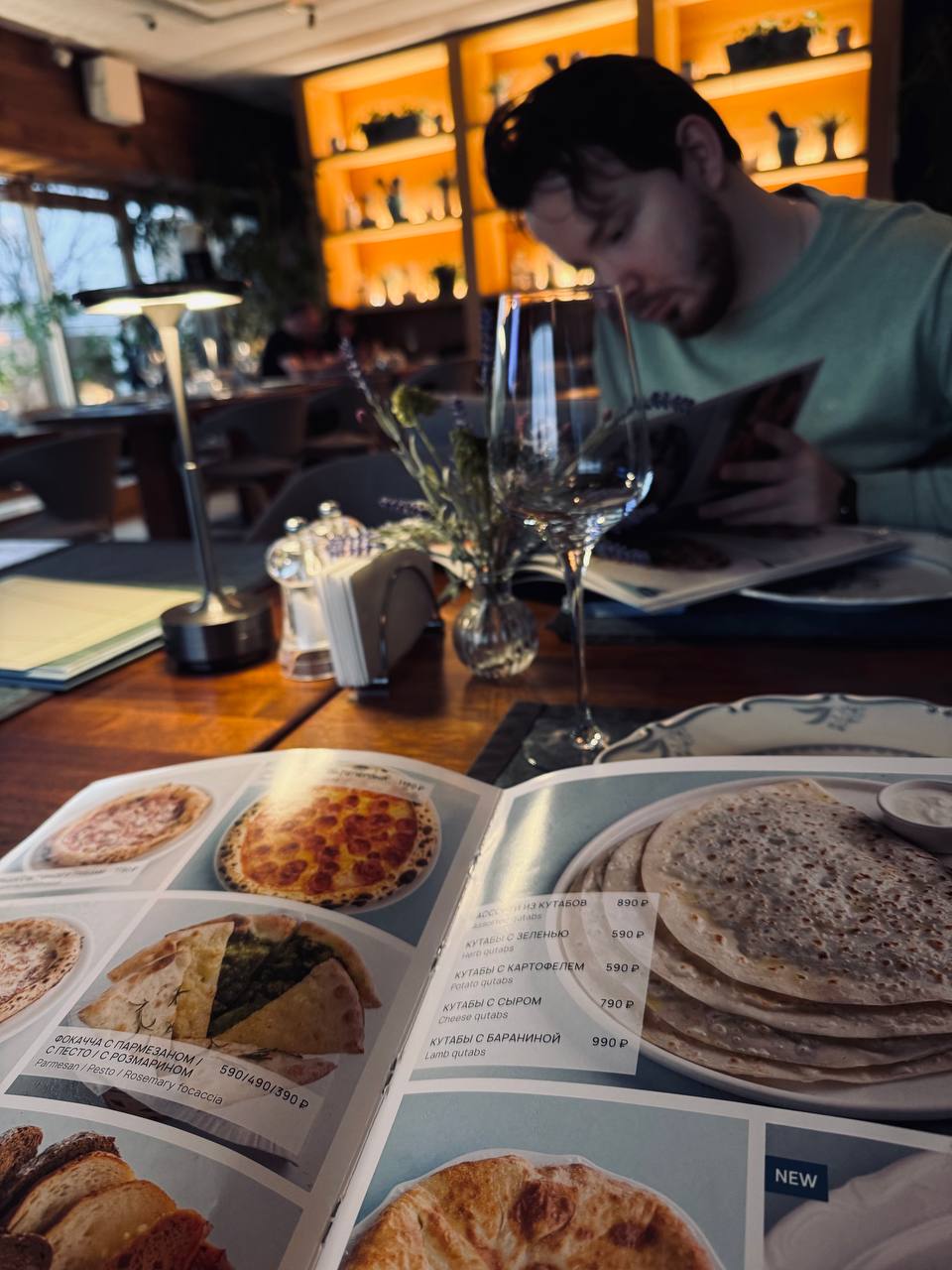В жизни я люблю три вещи:
1. Свою жену ❤️
2. Кушать 🍽
3 | Сетка — социальная сеть от hh.ru