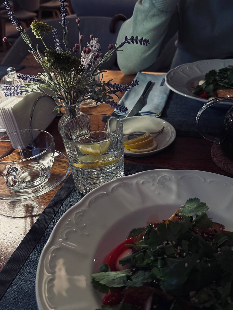 В жизни я люблю три вещи:
1. Свою жену ❤️
2. Кушать 🍽
3 | Сетка — социальная сеть от hh.ru