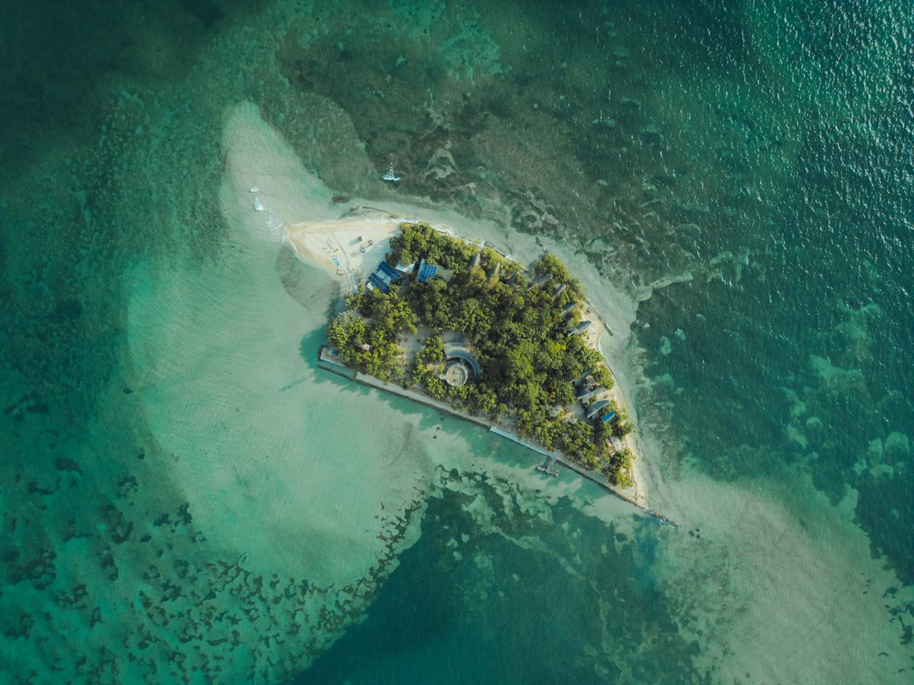 В 2021 году пивной бренд Corona купил остров в Карибском море недалеко от Колумбии. Теперь этот остров могут посетить все желающие.
Остров сделали максимально экологичным | Сетка — социальная сеть от hh.ru