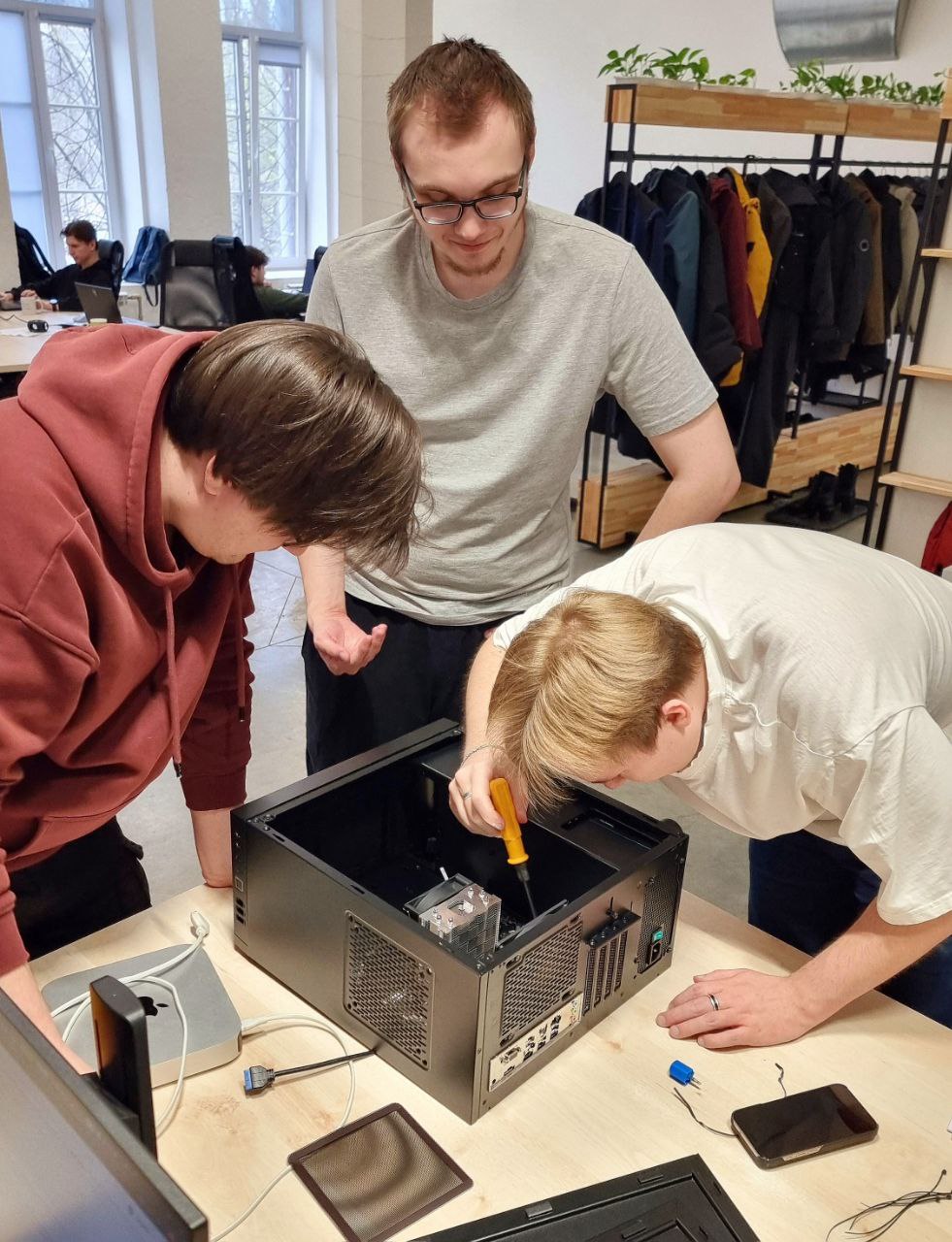 Среда крестопоклонной седьмицы. Экватор Великого Поста.
Пётр Федюшкин, будучи у нас в Вятке, высказал очень хорошую метафору о том, кто такие тестировщики в рамках проекта - это прокурор | Сетка — социальная сеть от hh.ru