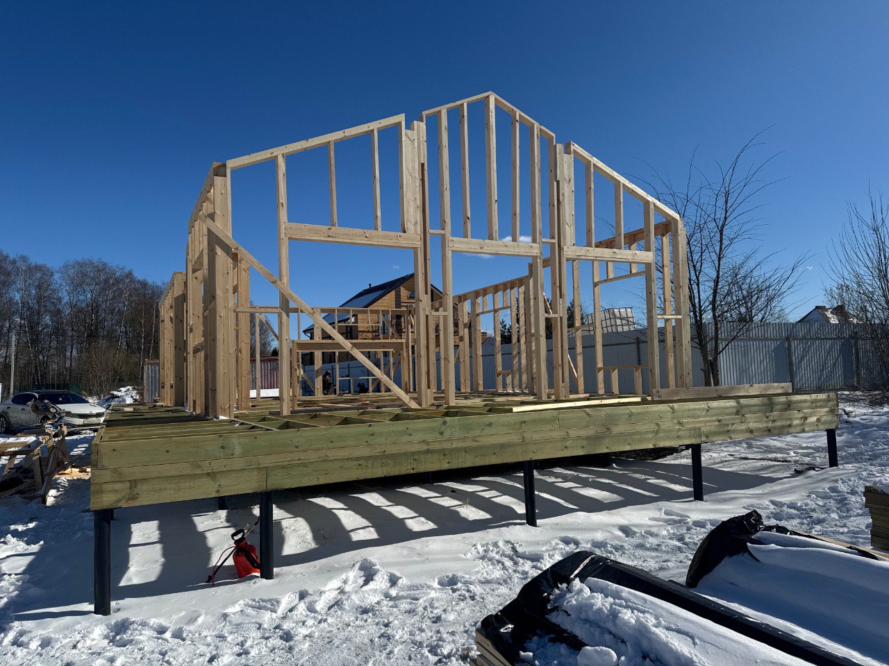 Доброго дня! 🏠☀️ 
На объекте в Некрасовском успешно выполнены следующие работы:
• Произведена обвязка свай пакетным способом “елочкой” из калиброванных досок
• Установлены лаги пола из сухой доски сеч... | Сетка — социальная сеть от hh.ru