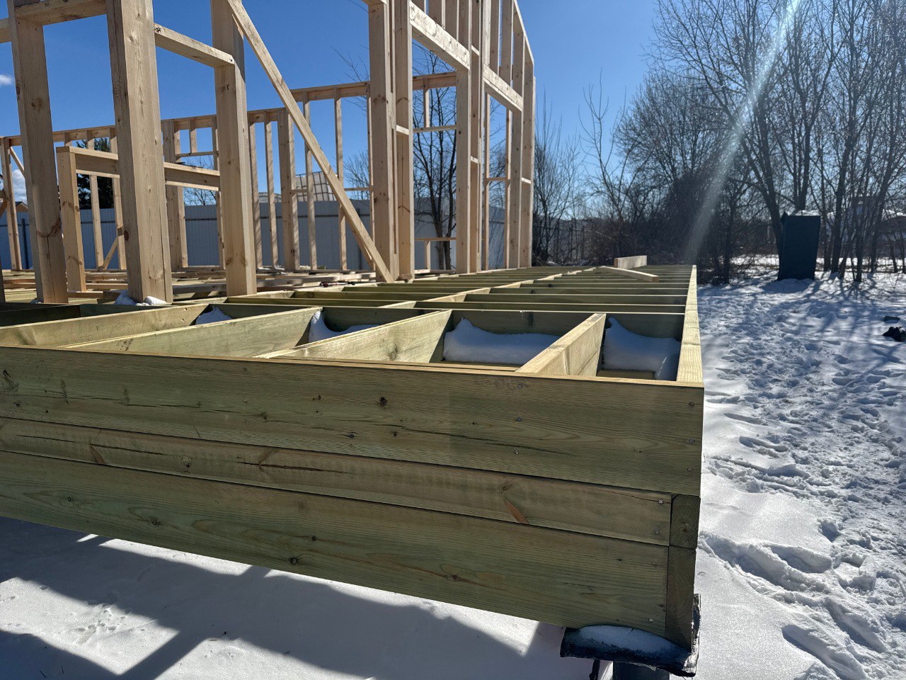 Доброго дня! 🏠☀️ 
На объекте в Некрасовском успешно выполнены следующие работы:
• Произведена обвязка свай пакетным способом “елочкой” из калиброванных досок
• Установлены лаги пола из сухой доски сеч... | Сетка — социальная сеть от hh.ru