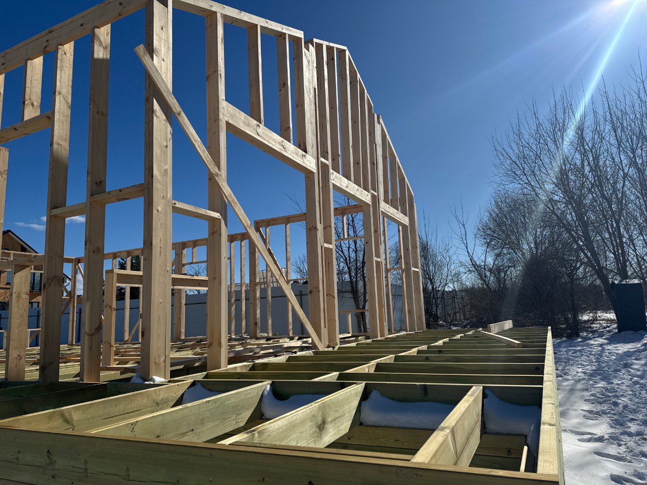 Доброго дня! 🏠☀️ 
На объекте в Некрасовском успешно выполнены следующие работы:
• Произведена обвязка свай пакетным способом “елочкой” из калиброванных досок
• Установлены лаги пола из сухой доски сеч... | Сетка — социальная сеть от hh.ru