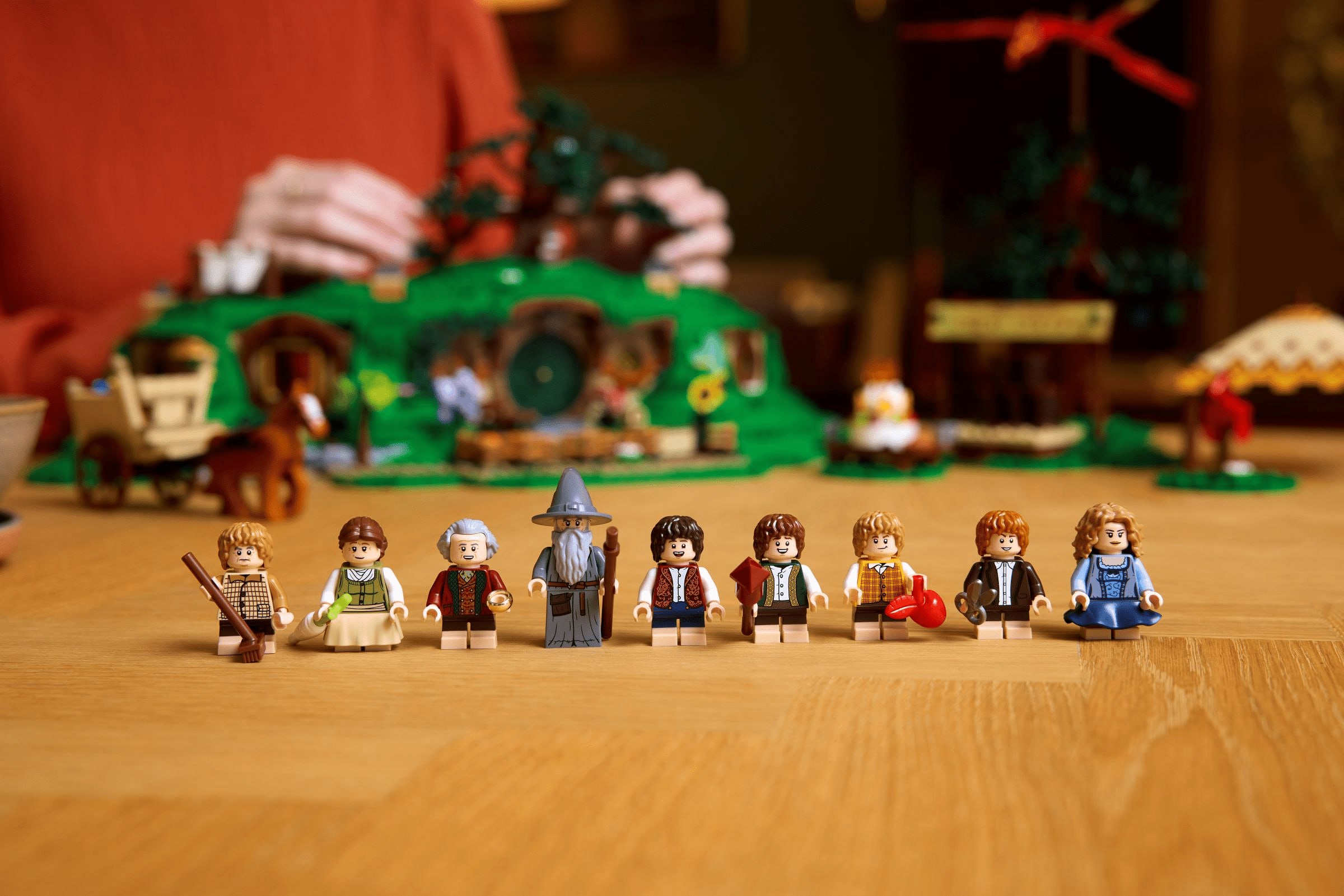 LEGO выпустят Шир по «Властелину колец» — деревня хоббитов поступит в продажу 5 апреля
Внутри будет Гендальф, хоббиты и детально проработанная нора Бильбо | Сетка — социальная сеть от hh.ru