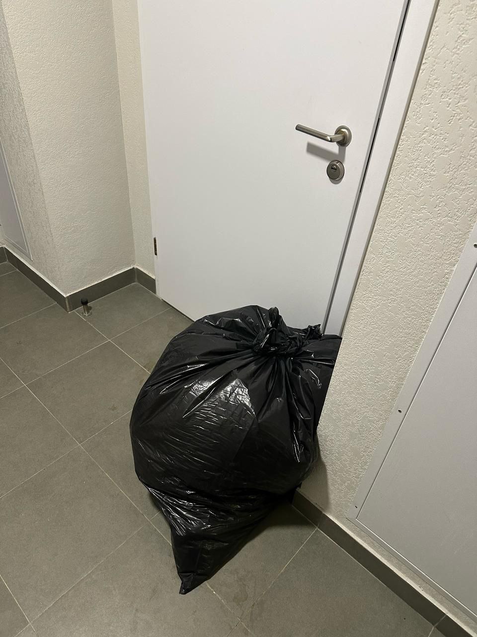 московские гении продуктивности нашли новый лайфхак: использовать курьеров как мусорщиков. да, теперь можно заказать доставку, но в обратную сторону — от двери до контейнера | Сетка — социальная сеть от hh.ru