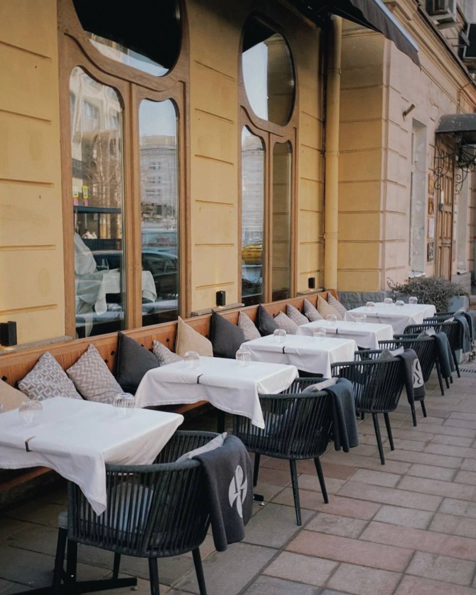 🍸С 1 апреля стартует сезон летних веранд в Москве
Теперь заведения не должны согласовывать проект, а только подать уведомление на городском портале.
📲Подпишитесь на Вдвижении | Сетка — социальная сеть от hh.ru