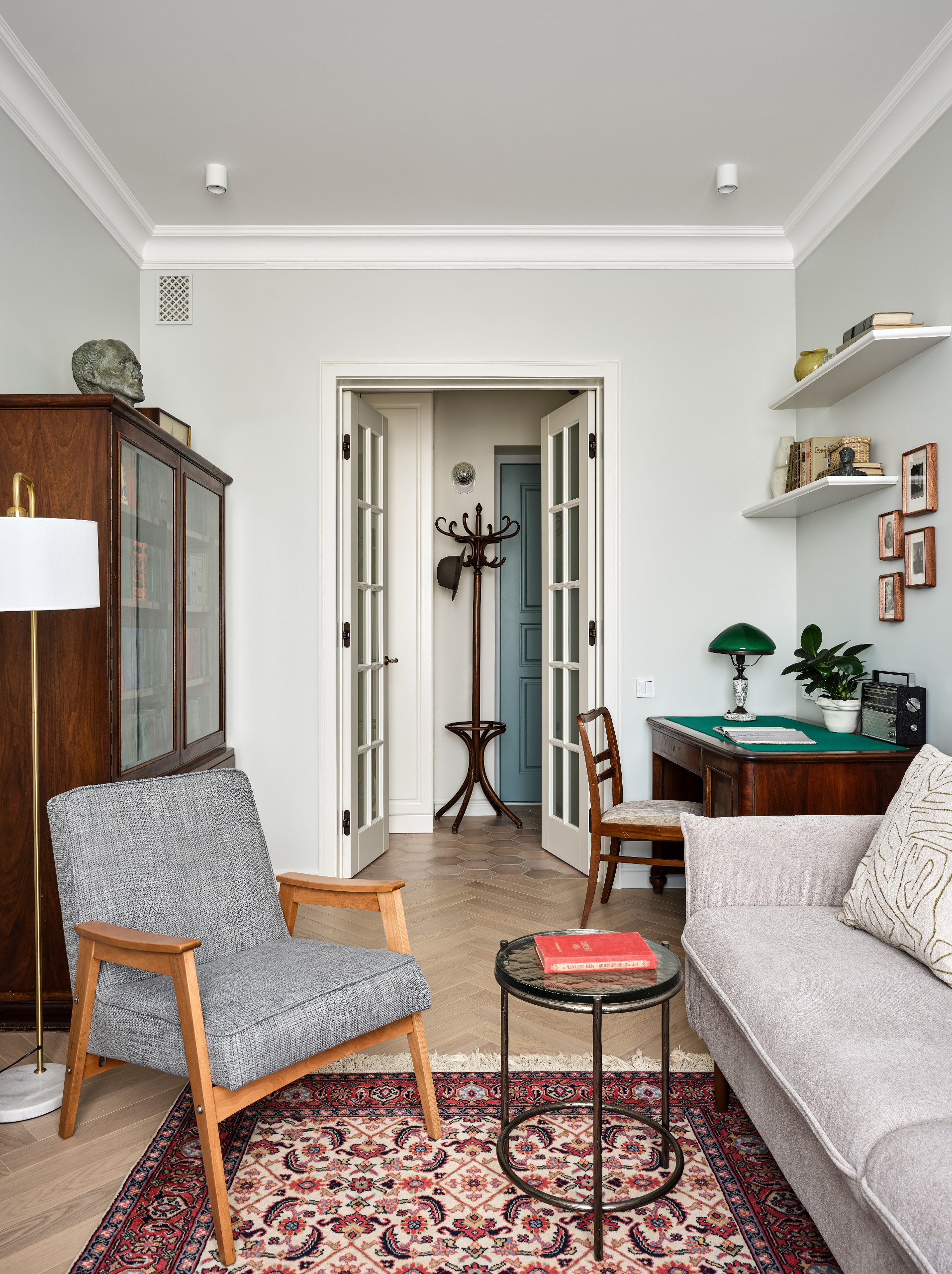 Пятьдесят три квадратных метра, с которыми предстояло работать дизайнеру Ольге Цуриковой, выглядели как реликт советской эпохи | Сетка — социальная сеть от hh.ru