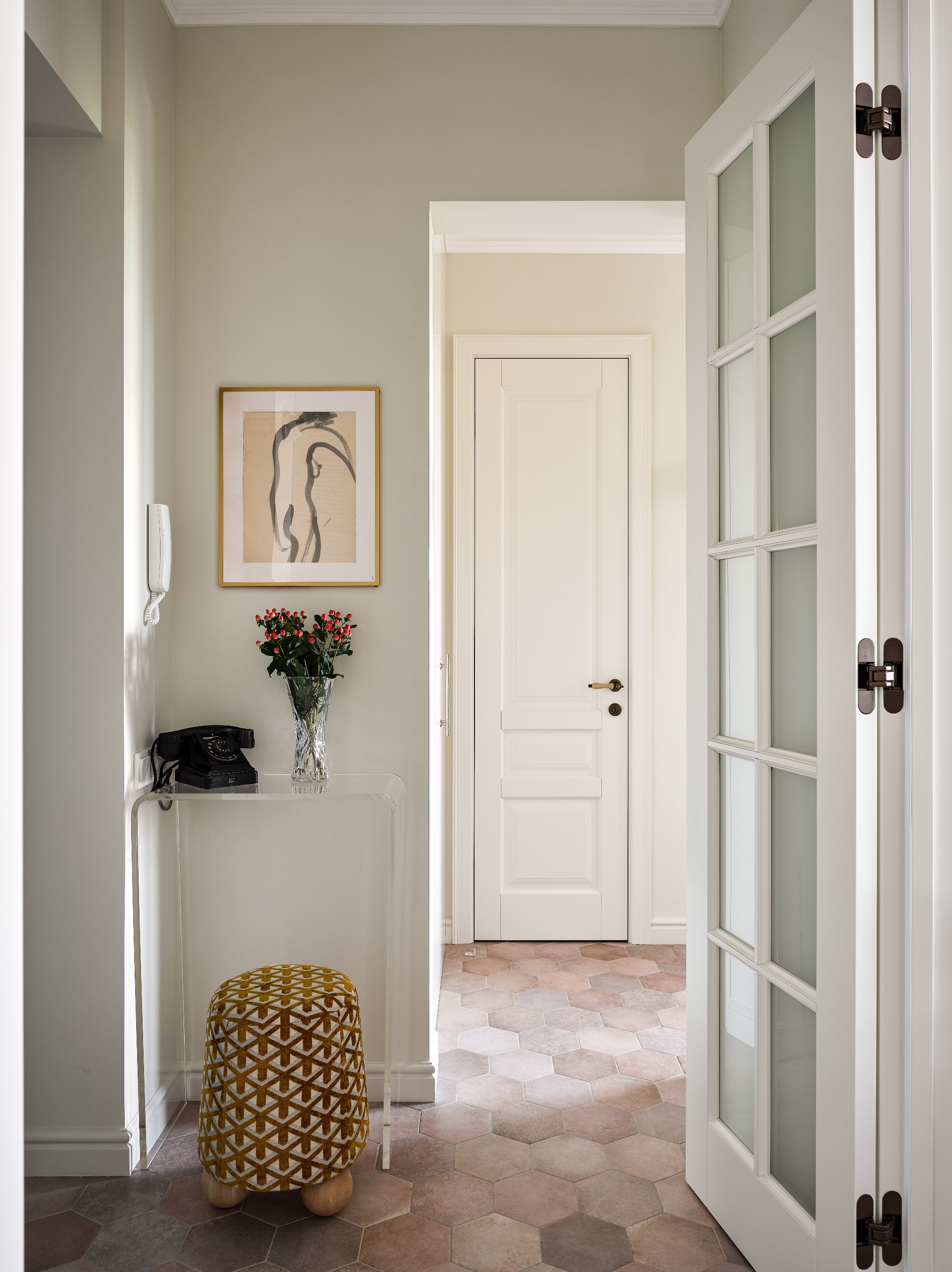 Пятьдесят три квадратных метра, с которыми предстояло работать дизайнеру Ольге Цуриковой, выглядели как реликт советской эпохи | Сетка — социальная сеть от hh.ru