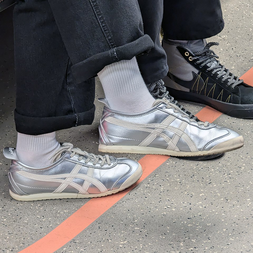 А вот тут прям страйк! И это были не просто соседи по метро, а молодая пара которая знает толк в кроссах ✨
Итак, погнали!
И если вы думали, что на переднем плане просто какие-то очередные АСИКСЫ, то Н... | Сетка — социальная сеть от hh.ru