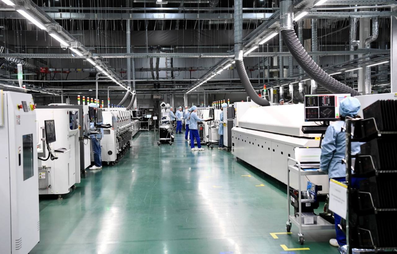 «Аквариус» запустила в Твери линию сборки серверов и производство пластиковых деталей
Новый цех оборудован автоматической линией для сборки серверных устройств, основу которой составляет лифтовый меха... | Сетка — социальная сеть от hh.ru