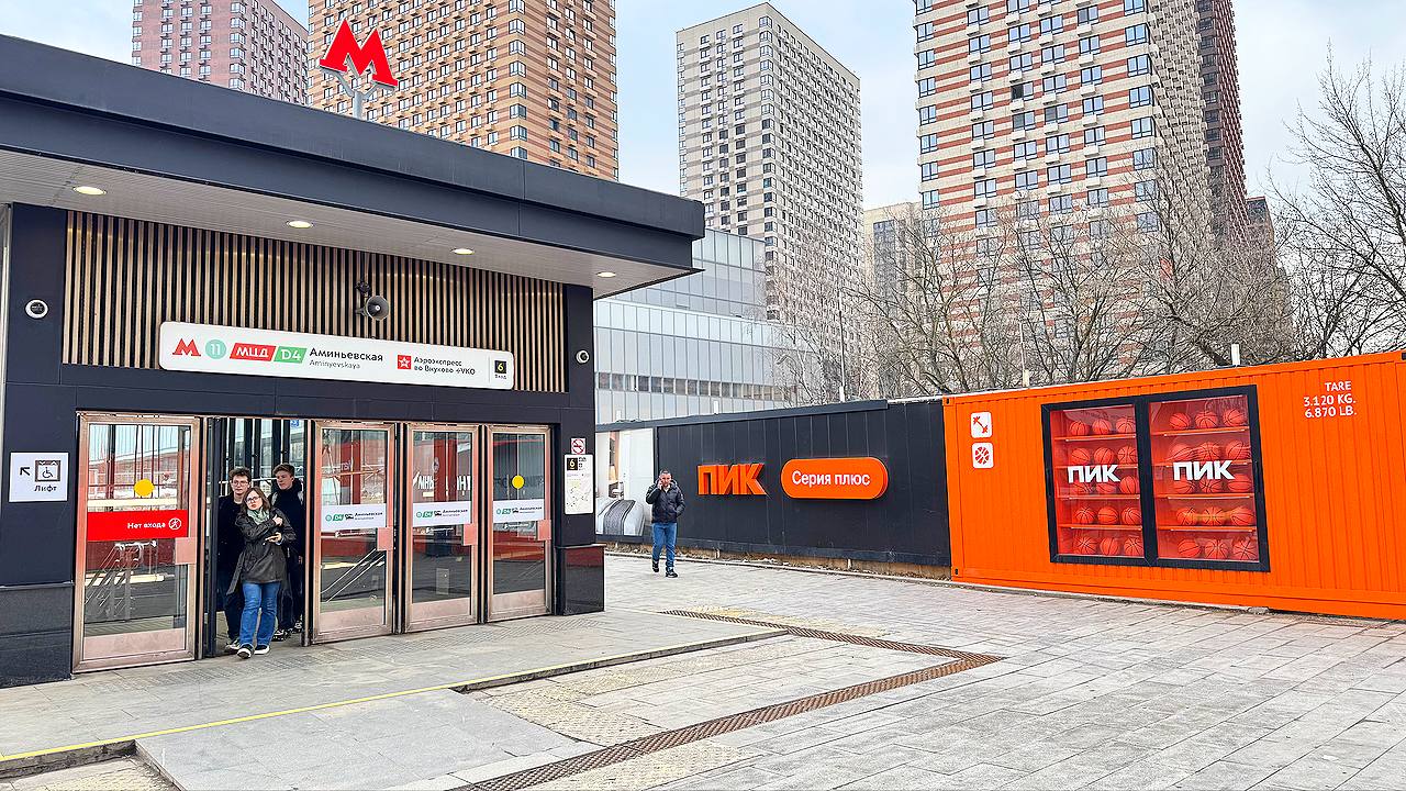 Как же здорово застройщик ПИК подсветил спортивную составляющую своего ЖК возле метро Аминьевская. Заходя и выходя из метро это невозможно не увидеть.
Ярко, красиво, креативно.
@BogachevSport | #Пик | Сетка — социальная сеть от hh.ru