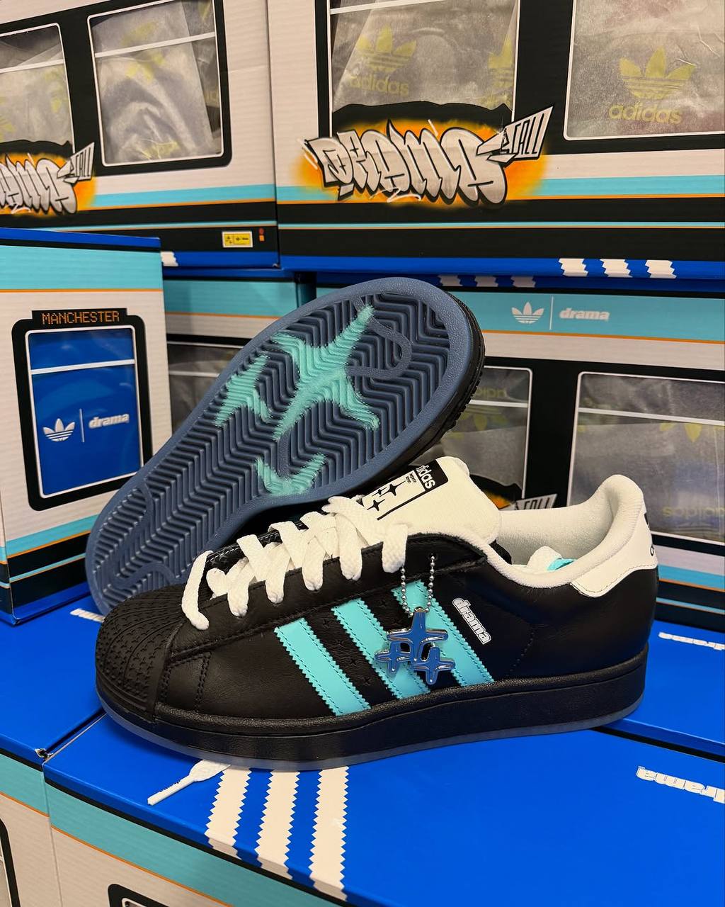 Вау. adidas и стрит-стайл бренд Dream Call замутили коллаб с кедами Superstar. Вдохновились первой трамвайной веткой в городе Манчестер | Сетка — социальная сеть от hh.ru