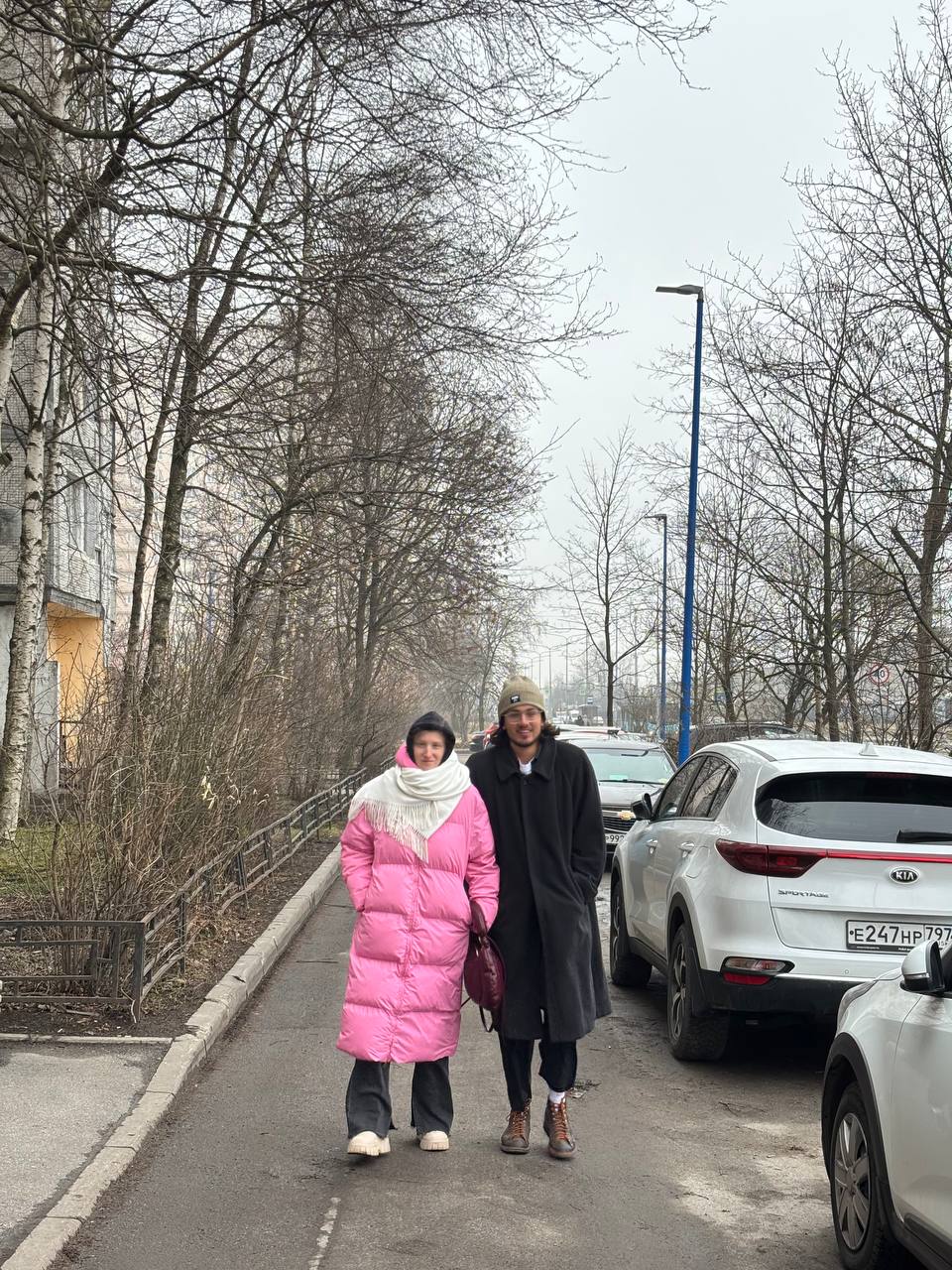 Значит вышел я на улицу. Это было в четверг. Вижу солнцышко → а я за городом. Погода прям вау, прмя сказка.
Потом, собственно, едем в город. Я буквально на пару сообщений отвлекся и бац → апокалипсис | Сетка — социальная сеть от hh.ru