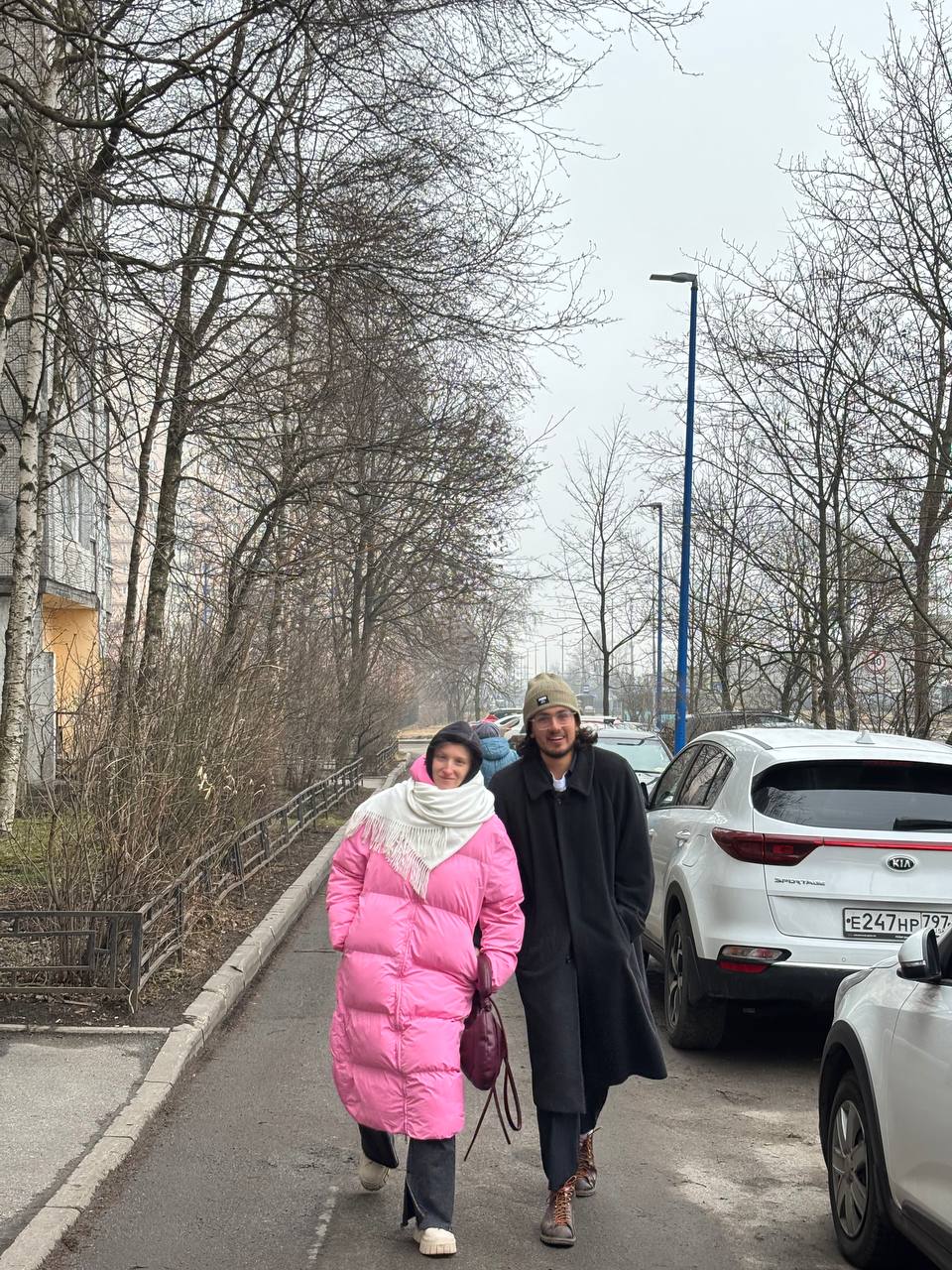 Значит вышел я на улицу. Это было в четверг. Вижу солнцышко → а я за городом. Погода прям вау, прмя сказка.
Потом, собственно, едем в город. Я буквально на пару сообщений отвлекся и бац → апокалипсис | Сетка — социальная сеть от hh.ru