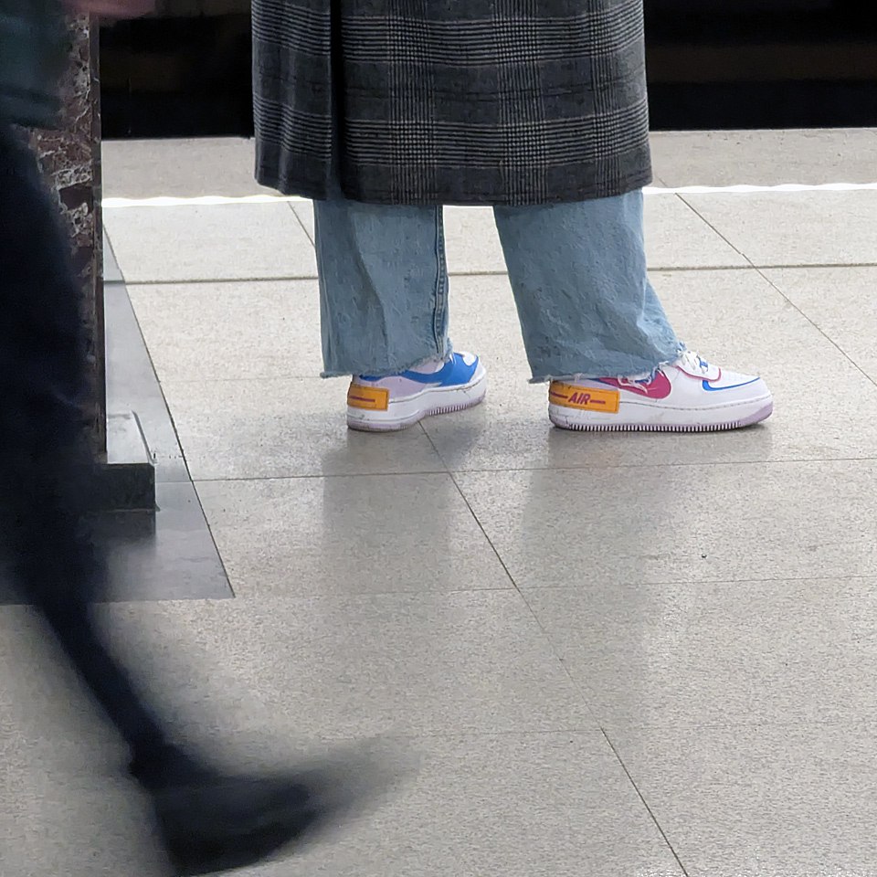 Хоба! Пойманы 😎
И это — Air Force 1 Shadow "90's Multicolor"
⭐️Представьте кроссовки, которые словно сошли с обложки журнала 90-х, где каждая деталь кричит о дерзости, креативности и безграничной энер... | Сетка — социальная сеть от hh.ru