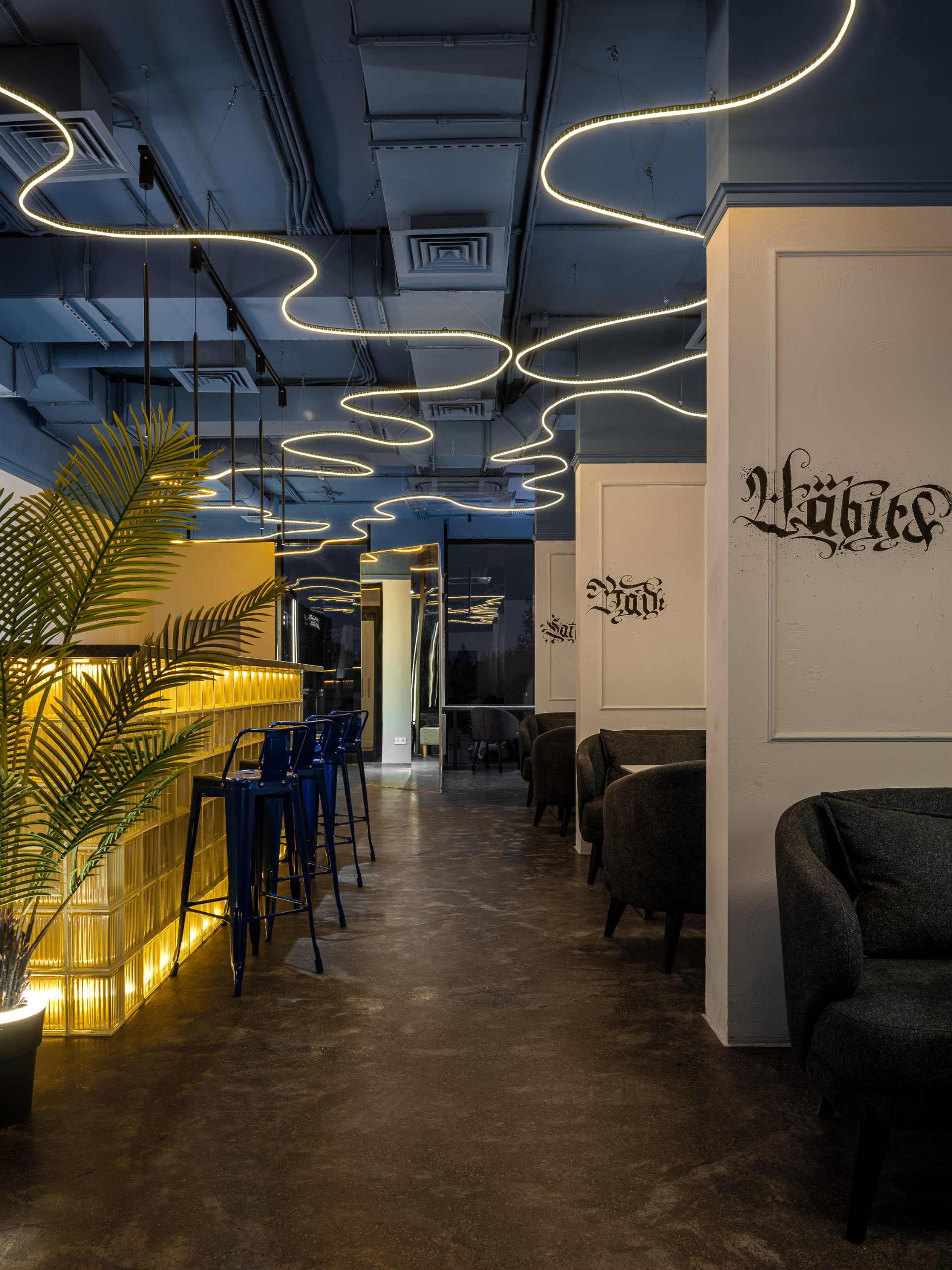 За запоминающимся интерьером кальян-бара в Новосибирске заказчики обратились к cпециалистам из Gb Architects — в основу проекта легла эклектика, элементы лофта и ироничный декор | Сетка — социальная сеть от hh.ru