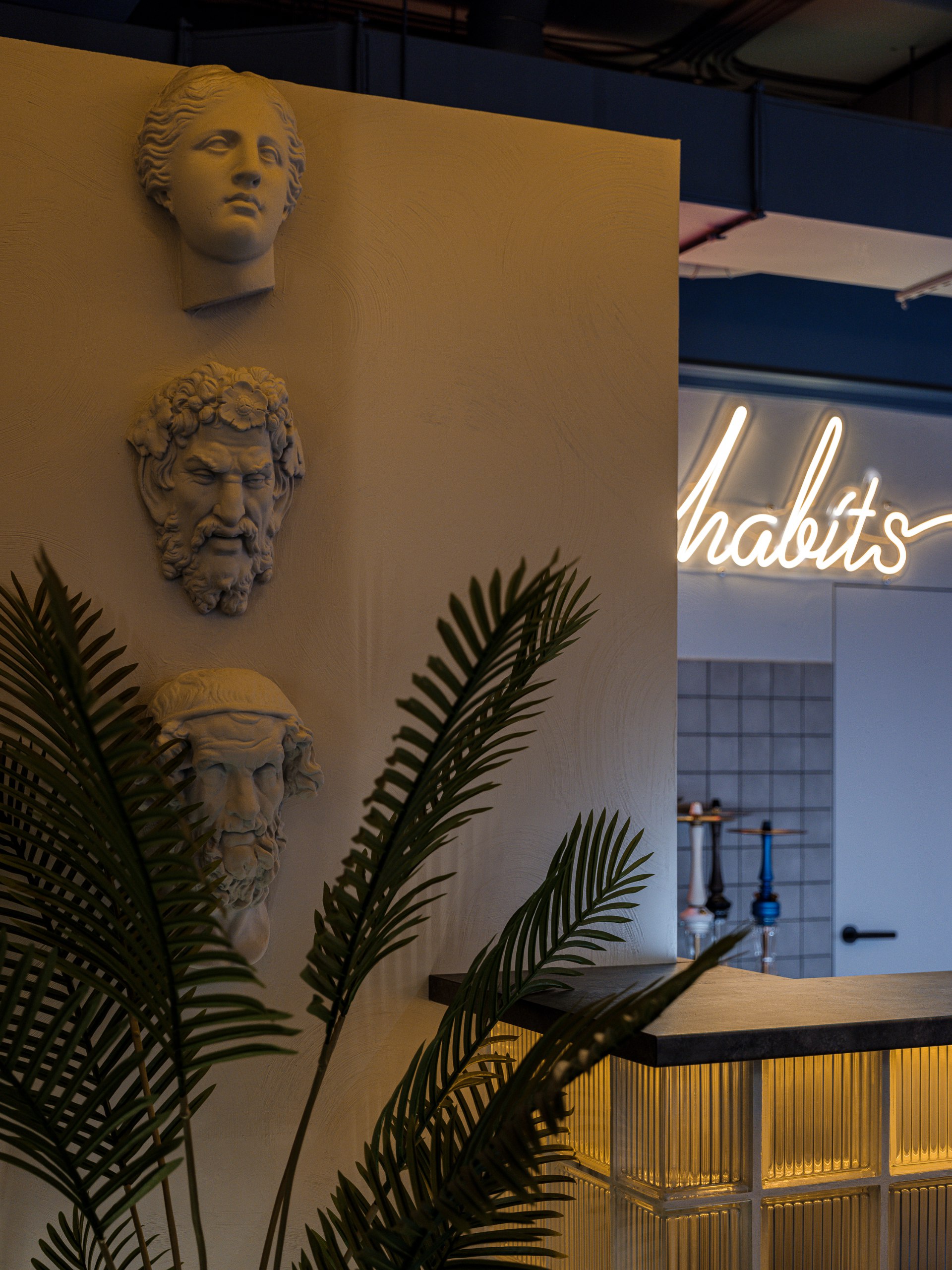 За запоминающимся интерьером кальян-бара в Новосибирске заказчики обратились к cпециалистам из Gb Architects — в основу проекта легла эклектика, элементы лофта и ироничный декор | Сетка — социальная сеть от hh.ru