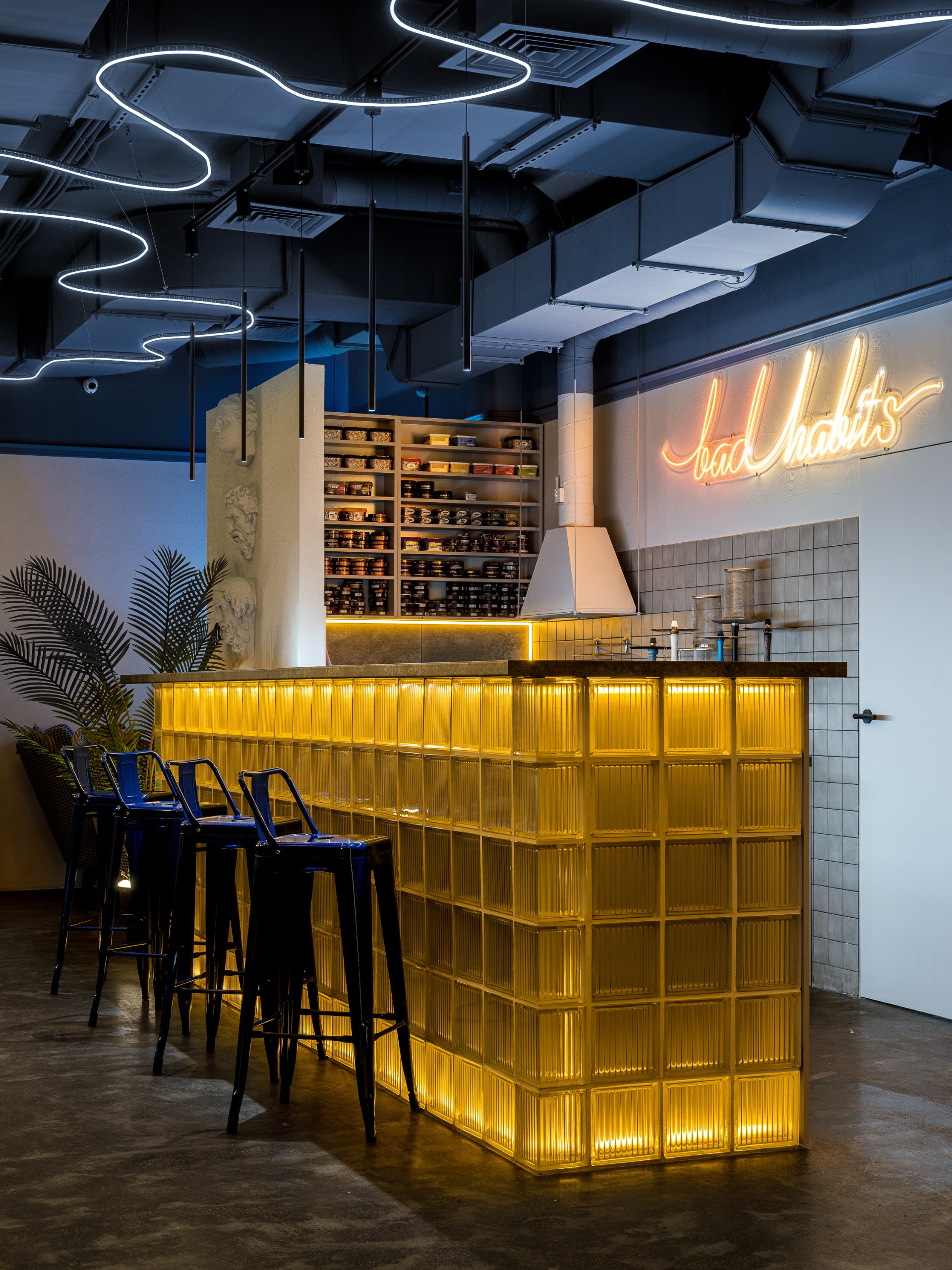 За запоминающимся интерьером кальян-бара в Новосибирске заказчики обратились к cпециалистам из Gb Architects — в основу проекта легла эклектика, элементы лофта и ироничный декор | Сетка — социальная сеть от hh.ru
