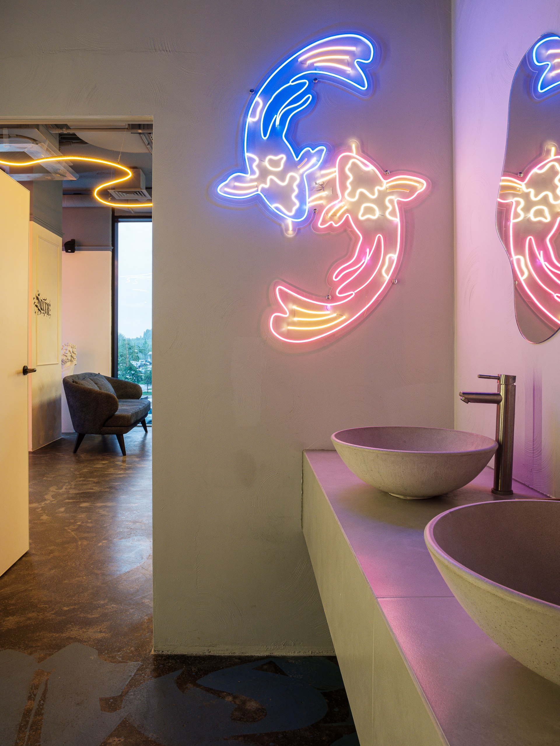 За запоминающимся интерьером кальян-бара в Новосибирске заказчики обратились к cпециалистам из Gb Architects — в основу проекта легла эклектика, элементы лофта и ироничный декор | Сетка — социальная сеть от hh.ru