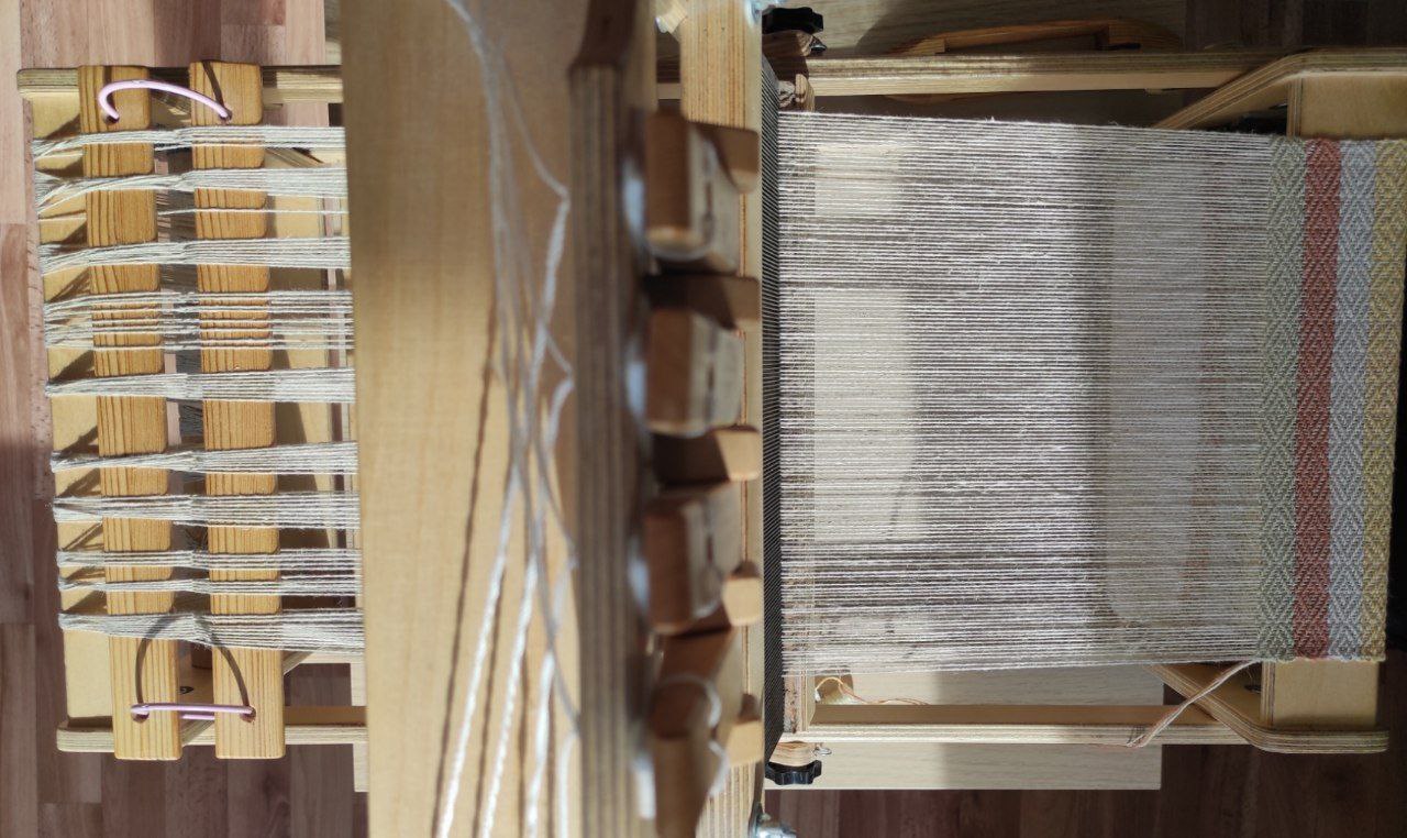 ETL на ниточках)  
Способ обработки "extract, transform, loading" (извлечение, преобразование, загрузка) применим не только к данным.  
Ткацкий станок отлично демонстрирует все этапы | Сетка — социальная сеть от hh.ru