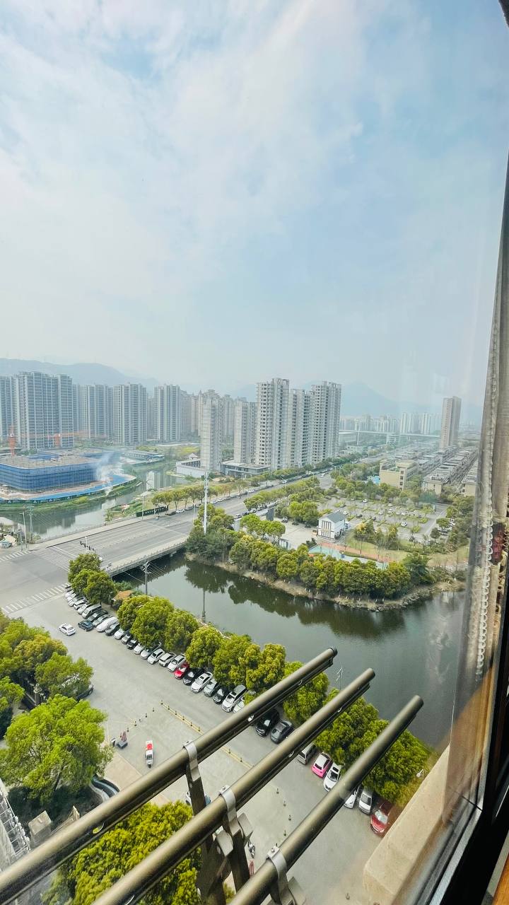 Извините, вы Русский?
Да.
Давайте делать деньги?
Вчера сидим с друзьями и уже партнерами в ресторане. Подходит китаянка ко мне и на удивительно понятном английском происходит лучший диалог всех времен | Сетка — социальная сеть от hh.ru