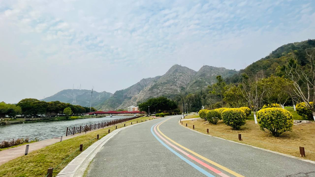 Извините, вы Русский?
Да.
Давайте делать деньги?
Вчера сидим с друзьями и уже партнерами в ресторане. Подходит китаянка ко мне и на удивительно понятном английском происходит лучший диалог всех времен | Сетка — социальная сеть от hh.ru