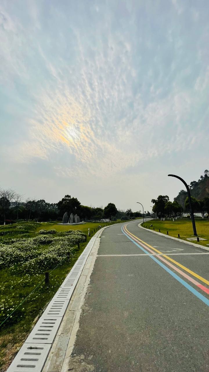 Извините, вы Русский?
Да.
Давайте делать деньги?
Вчера сидим с друзьями и уже партнерами в ресторане. Подходит китаянка ко мне и на удивительно понятном английском происходит лучший диалог всех времен | Сетка — социальная сеть от hh.ru