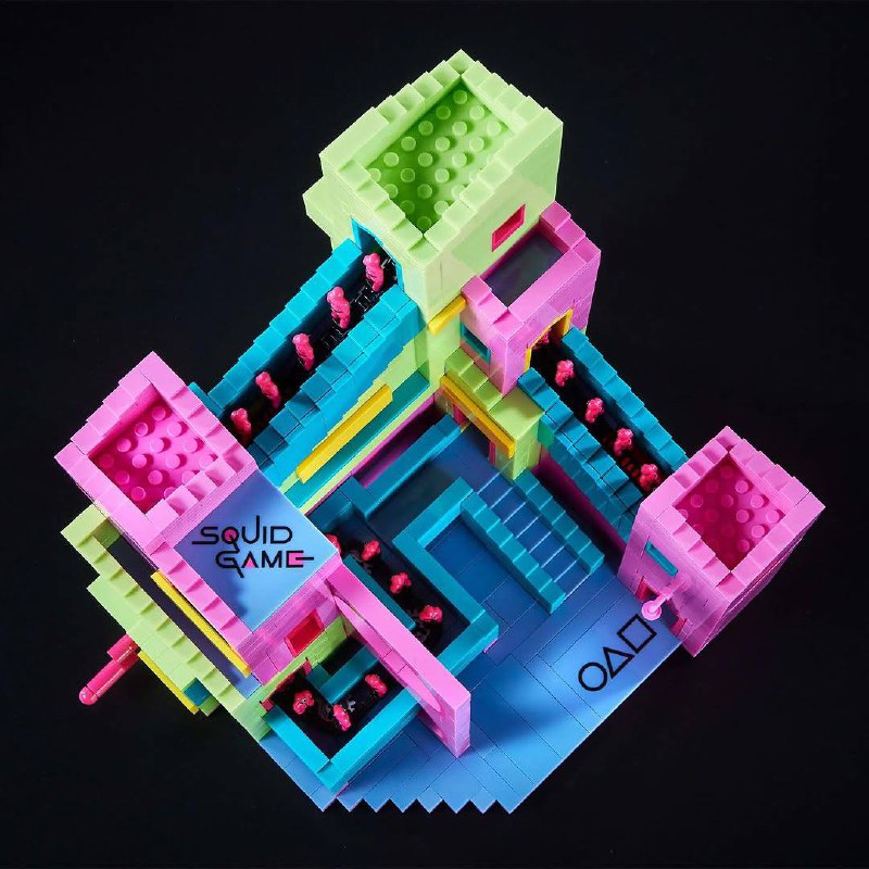 Ого, у Mattel появился набор-конструктор по «Игре в кальмара». Это лестница из сериала на 1735 деталей с фигуркой главного управляющего и 40 фигурками работников в розовых костюмах | Сетка — социальная сеть от hh.ru