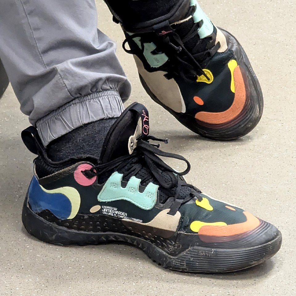 Клёвая пятнистость поймана 😎
И снова игра в угадайку 👀
Так сходу и не скажешь что за бренд
И это — Adidas Harden Vol | Сетка — социальная сеть от hh.ru