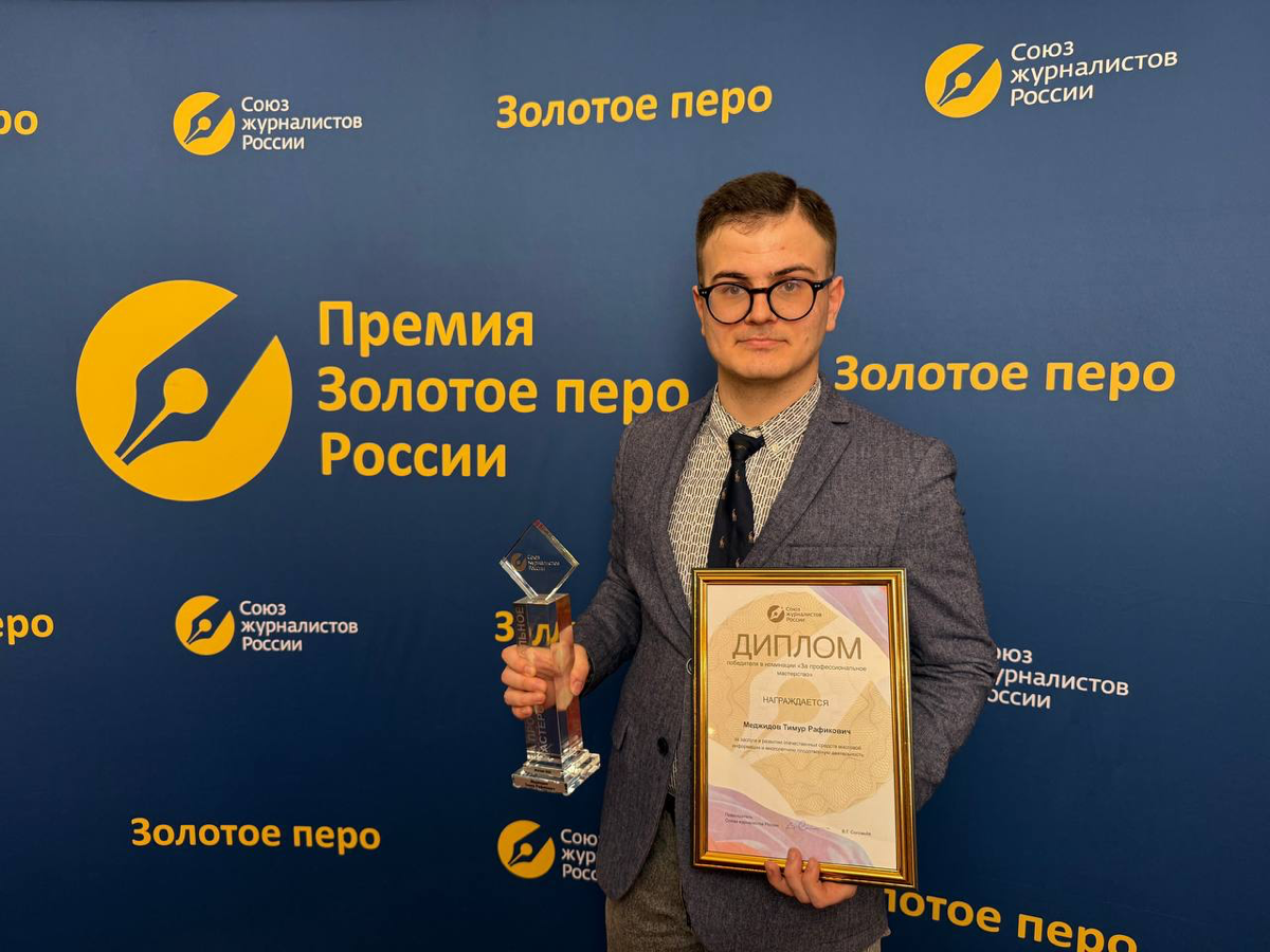 В марте произошли 2 необычных события, которыми хотел бы поделиться.
1️⃣ Вышла коллективная монография преподавателей факультета журналистики МГУ имени М.В | Сетка — социальная сеть от hh.ru