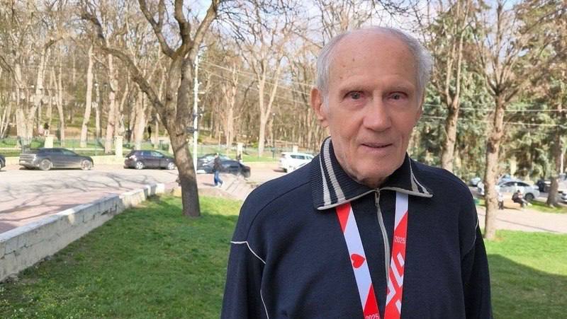💪 83-летний житель Ессентуков поразил всех своим участием в забеге в Пятигорске
Игорь Сухоручкин из Ессентуков стал участником благотворительного забега на Кавминводах | Сетка — социальная сеть от hh.ru