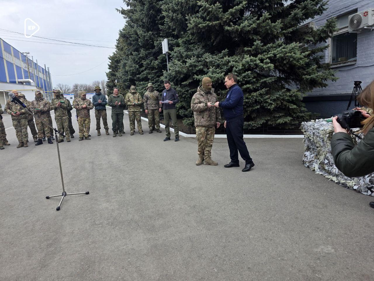 Единая Россия передала автомобили бойцам БПЛА Центрального военного округа
Операторы БПЛА определяют исход сражения и спасают жизни ребят, которые находятся на СВО, подчеркнул секретарь Генсовета Влад... | Сетка — социальная сеть от hh.ru