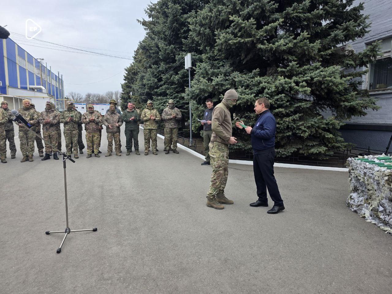 Единая Россия передала автомобили бойцам БПЛА Центрального военного округа
Операторы БПЛА определяют исход сражения и спасают жизни ребят, которые находятся на СВО, подчеркнул секретарь Генсовета Влад... | Сетка — социальная сеть от hh.ru
