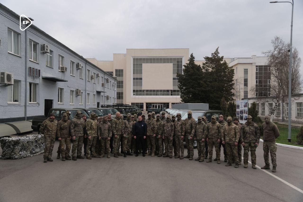 Единая Россия передала автомобили бойцам БПЛА Центрального военного округа
Операторы БПЛА определяют исход сражения и спасают жизни ребят, которые находятся на СВО, подчеркнул секретарь Генсовета Влад... | Сетка — социальная сеть от hh.ru