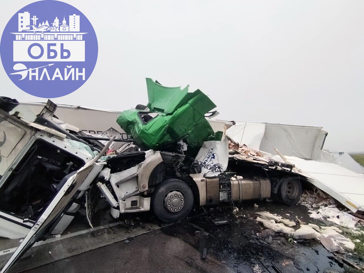 ↗ В смертельном ДТП вблизи города Оби оказался виноват мигрант
В августе 2024 года на трассе Р-254 фура Sitrak выехала на встречную полосу и врезалась во встречный массивный тягач Dongfeng | Сетка — социальная сеть от hh.ru