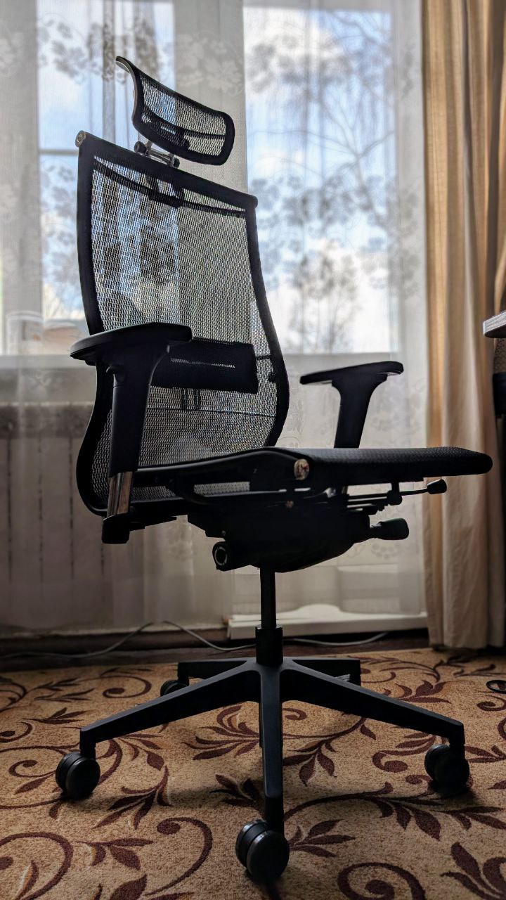 Свершилось. Наконец-то сменил кресло на нормальное. Настраивается всё: изгиб поясницы, глубина седушки, положение подголовника, высота подлокотников. 
Вот такая конфигурация получилась:
https://www | Сетка — социальная сеть от hh.ru
