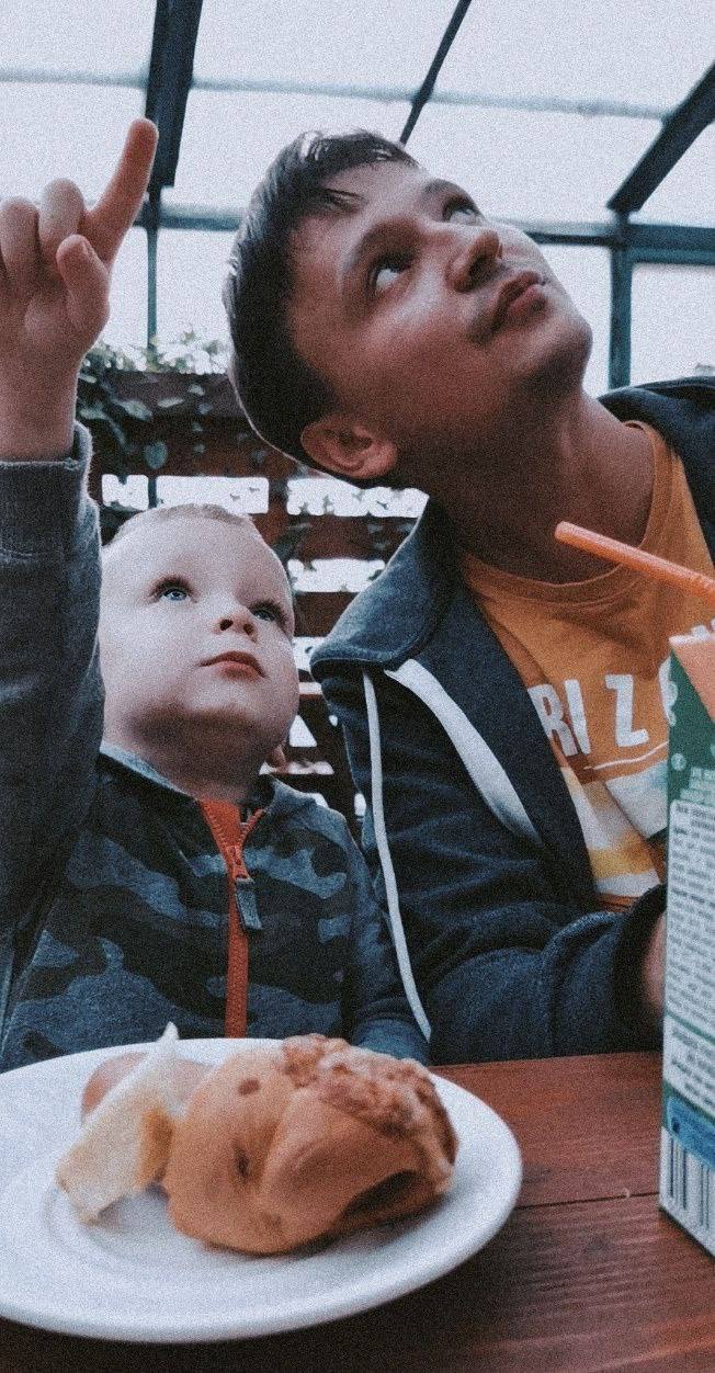 Когда ты ребенок — ты огромен, как великан, а мир — всего ничего.
Кажется, наивно и смешно, тут лужу на ракете перелечу, там через океан перепрыгну. И стану самым богатым. Все достижимо | Сетка — социальная сеть от hh.ru