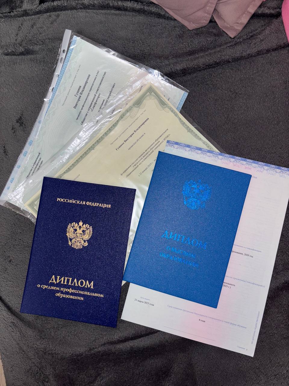 Немного важного — я окончила институт
Сегодня без рефлексий и фидбека — просто хочется зафиксировать важный для себя момент: я официально окончила институт культуры | Сетка — социальная сеть от hh.ru